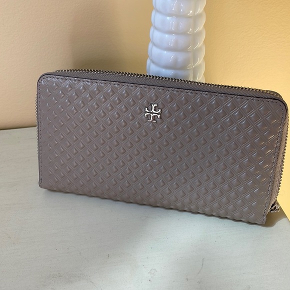 Tory Burch Handbags - NWT Tory Burch French Gray Zip Continental